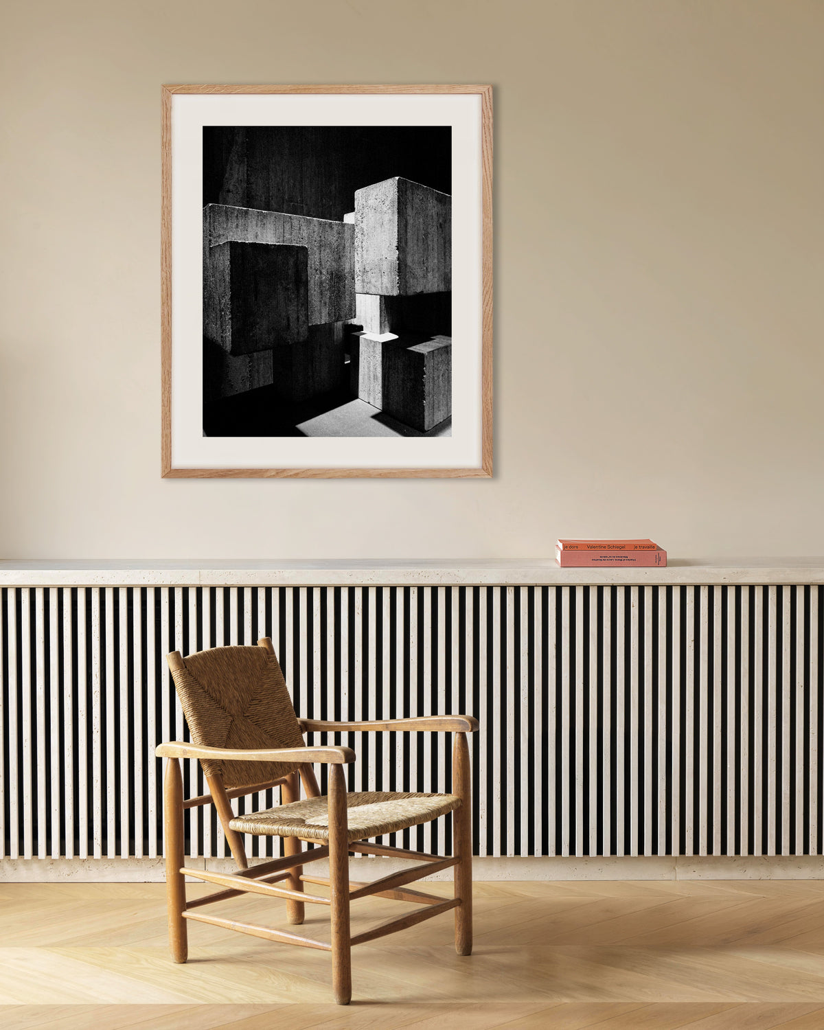 Poster ”Sammanflätade betongkuber”, med ram i naturträ
