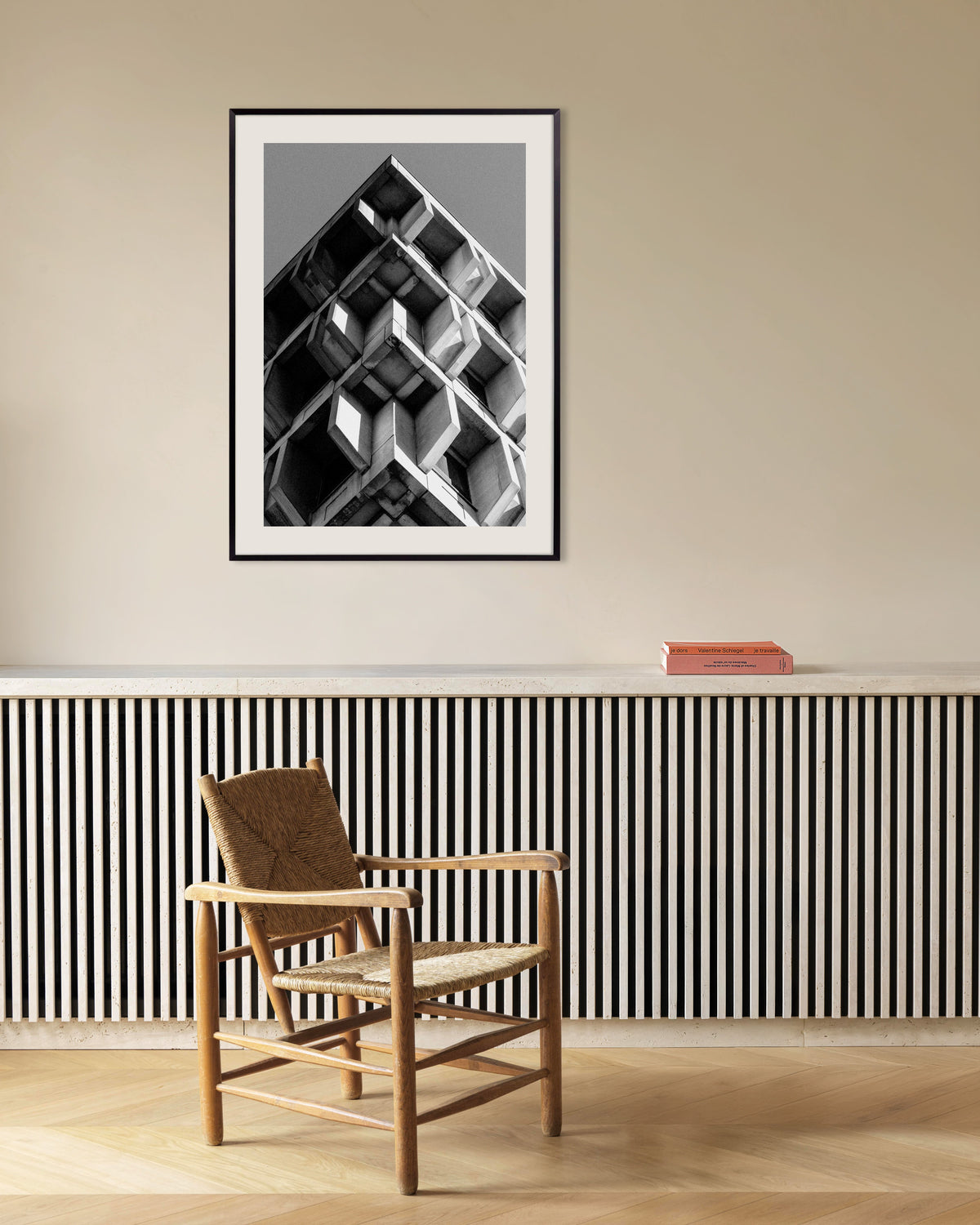 Poster ”Inverterad pyramid av betonglådor”, med metallram