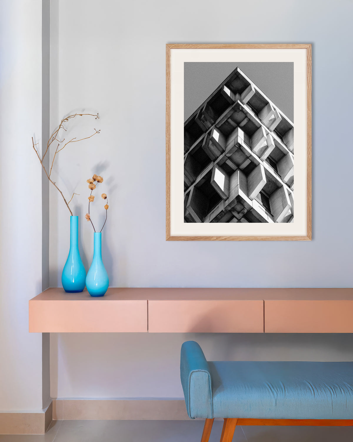 Poster ”Inverterad pyramid av betonglådor”, med ram i naturträ