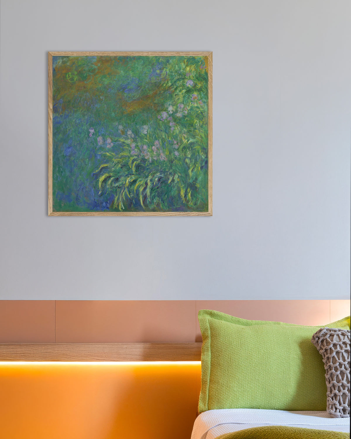 Poster Irisar (1914–1917) av Claude Monet med ram i naturträ