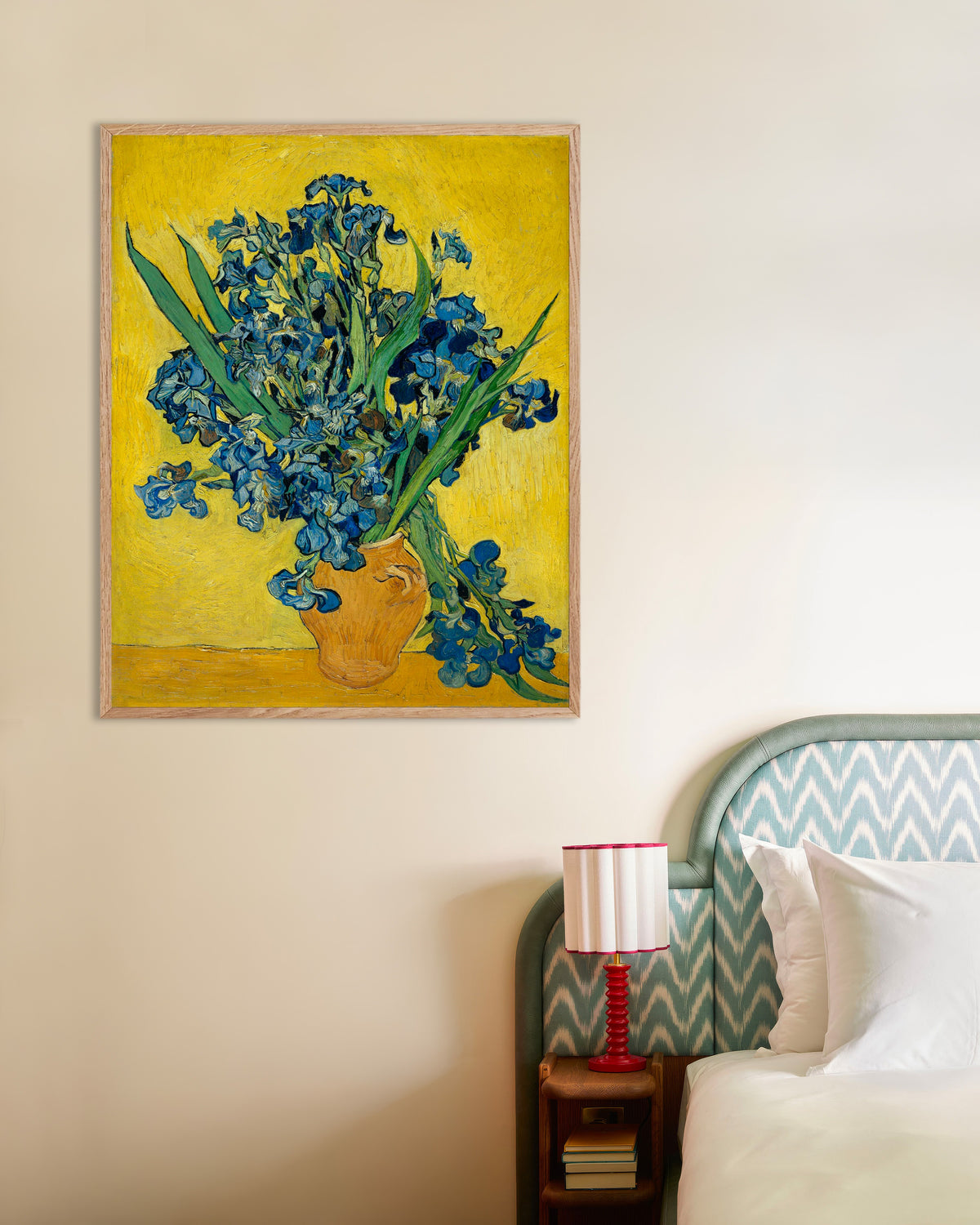 Poster med Irisar i en vas (1890) av Vincent van Gogh, med träram i naturträ