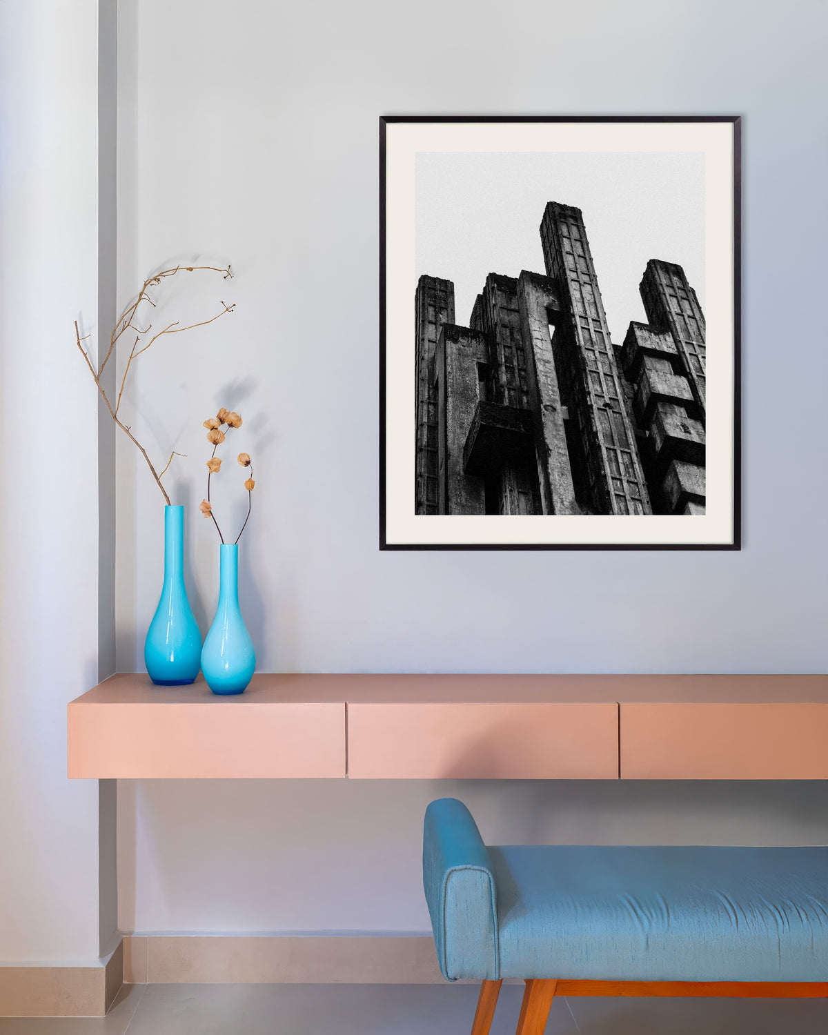 Poster ”Taggiga betongtorn”, med metallram