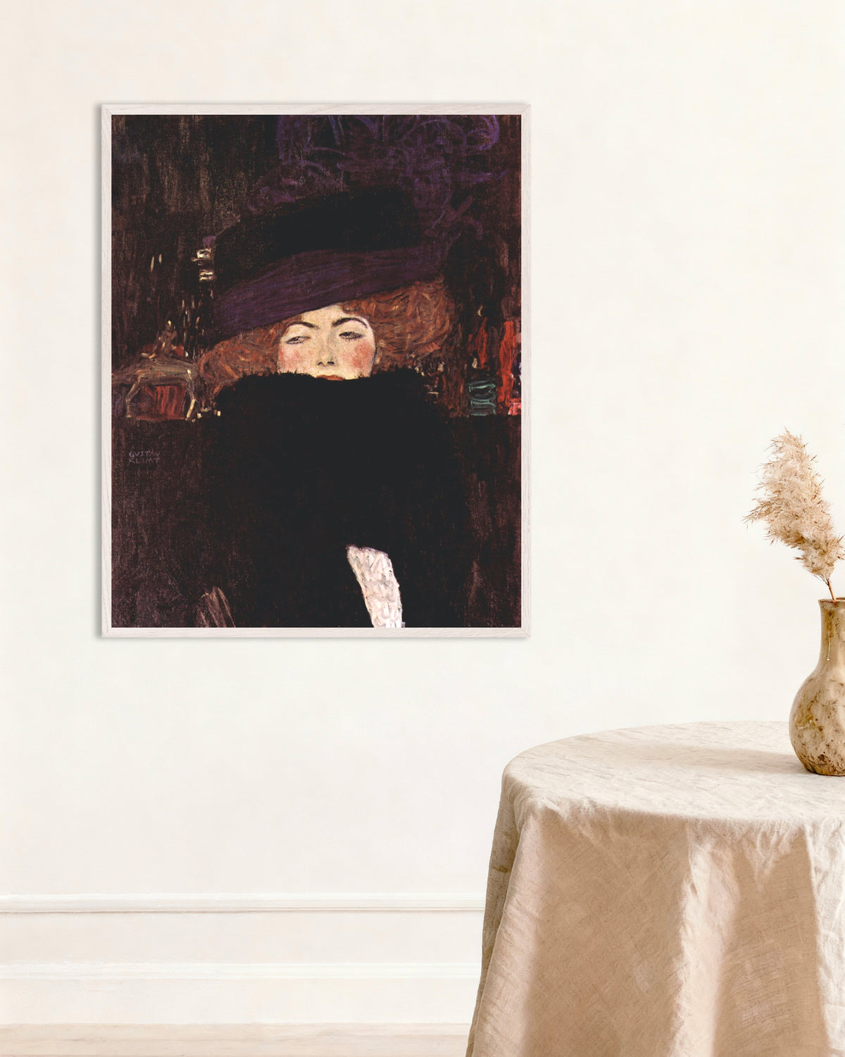 Poster av Kvinna med hatt och fjäderboa (1909) av Gustav Klimt, med vit träram