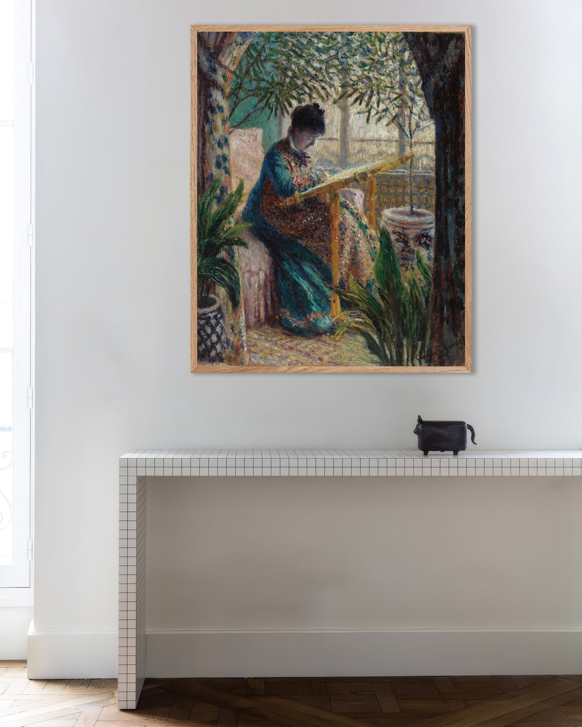 Poster Madame Monet broderar (1875) av Claude Monet med ram i naturträ