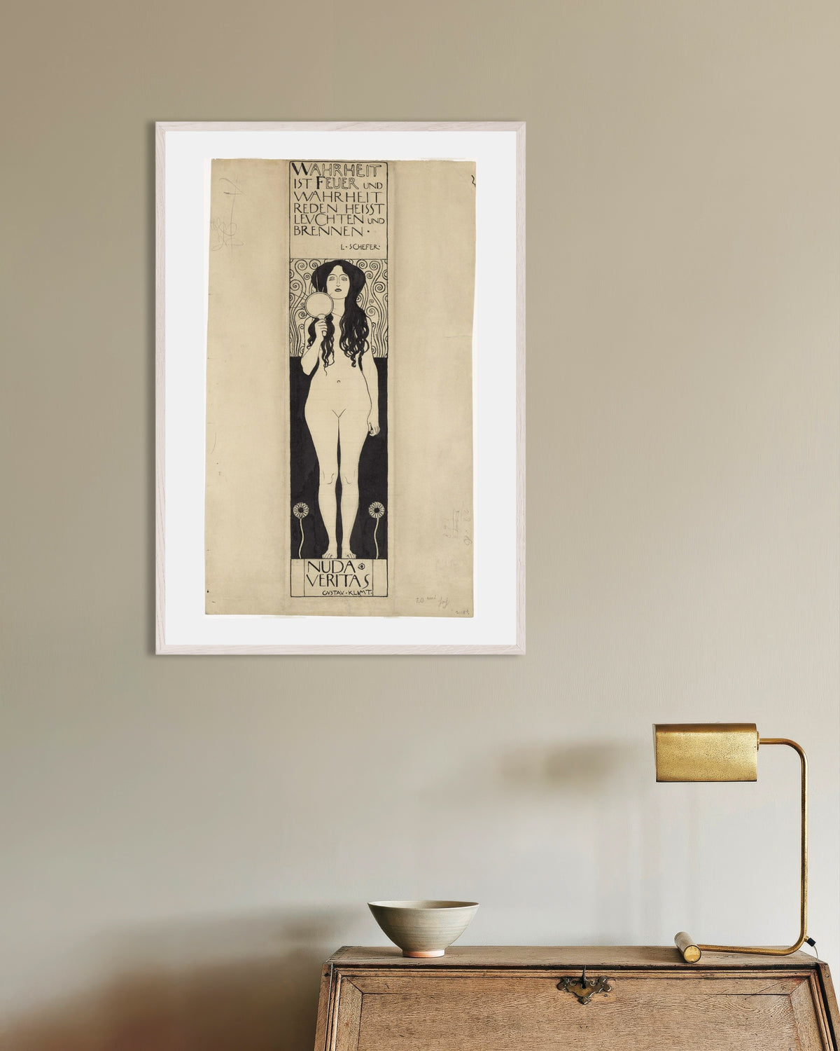 Poster Nuda Veritas (1898) av Gustav Klimt med vit träram