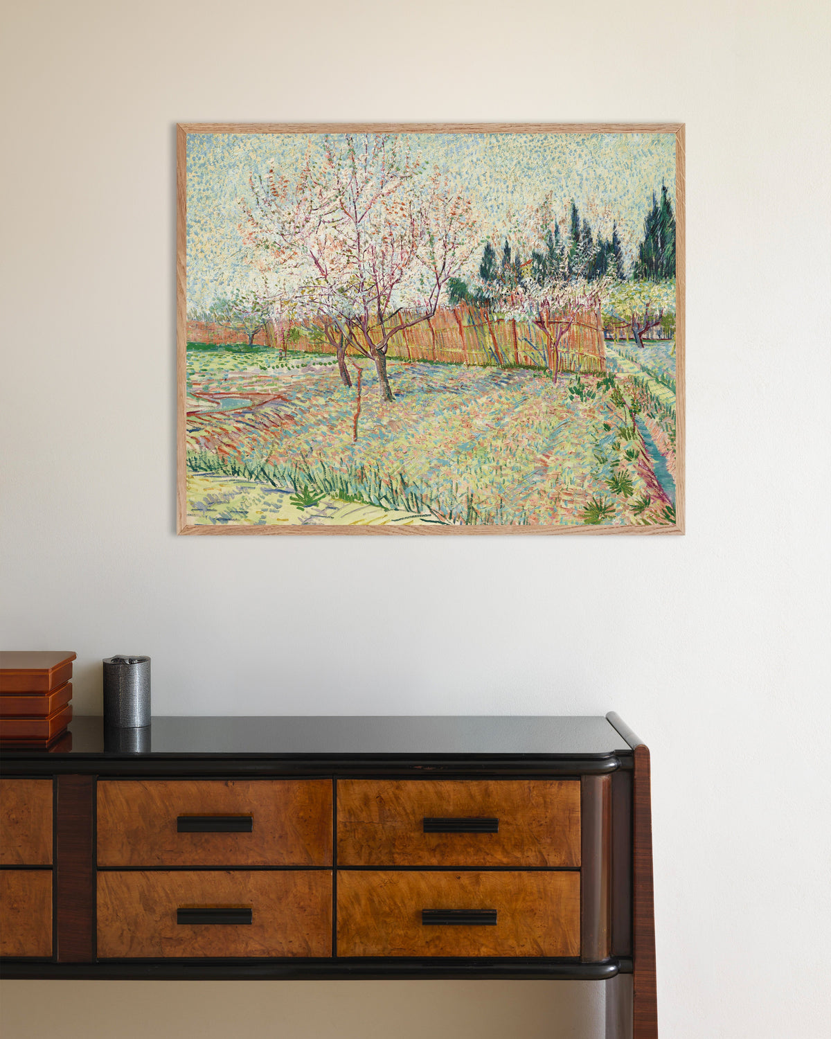 Poster av Fruktträdgård omgärdad av cypresser (1888) av Vincent van Gogh, med ram av naturträ