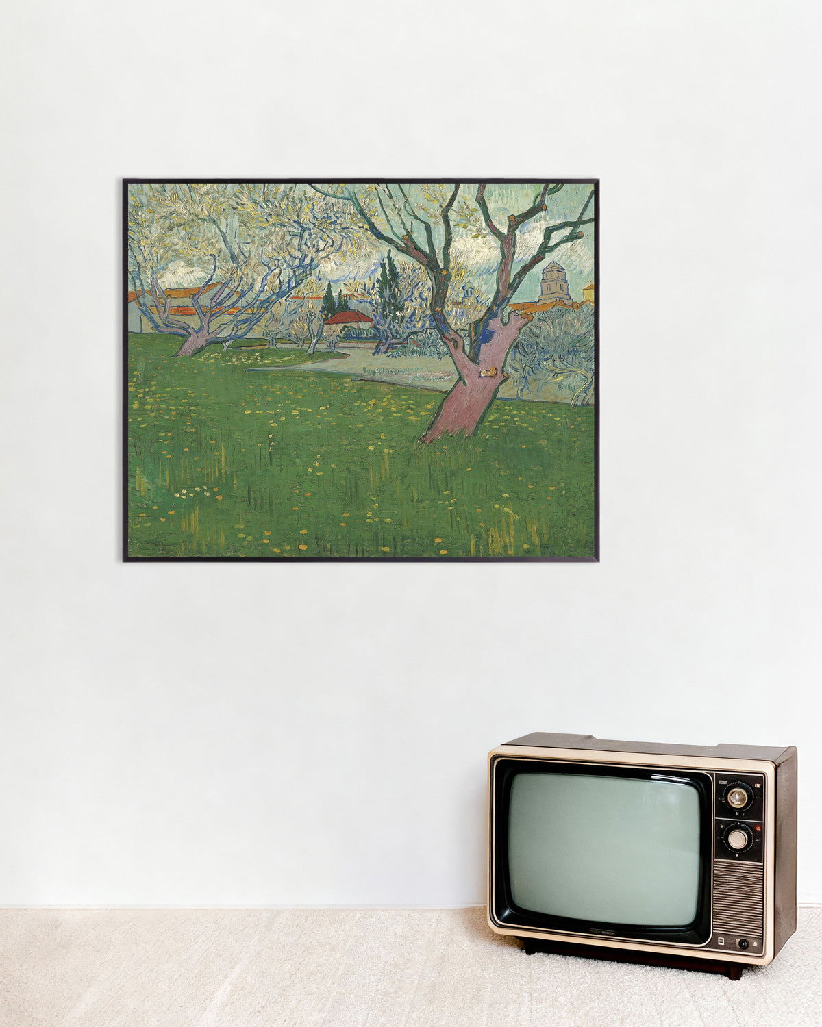 Poster av Fruktträdgård i blom med utsikt över Arles (1889) av Vincent van Gogh, med metallram