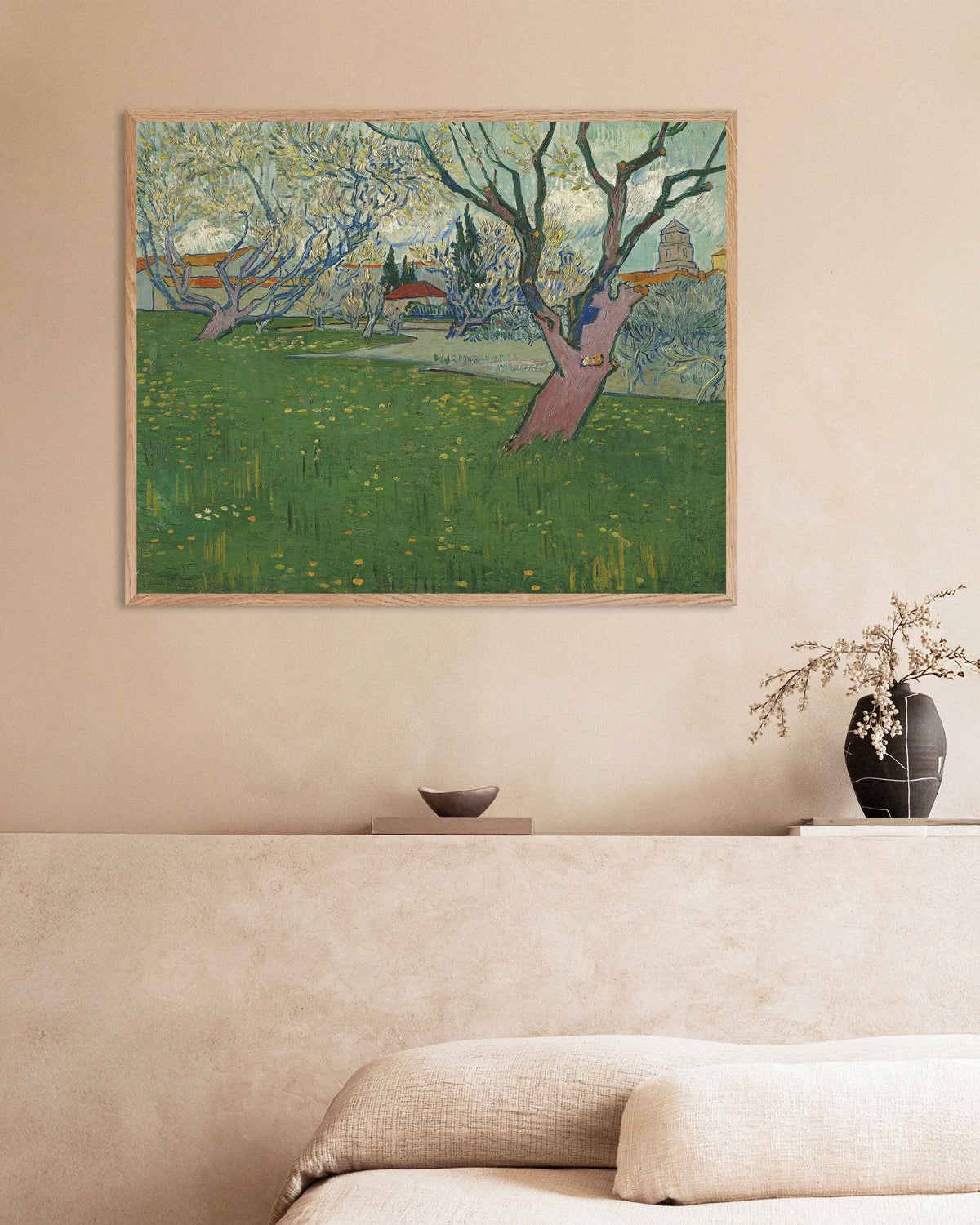 Poster av Fruktträdgård i blom med utsikt över Arles (1889) av Vincent van Gogh, med ram i naturträ