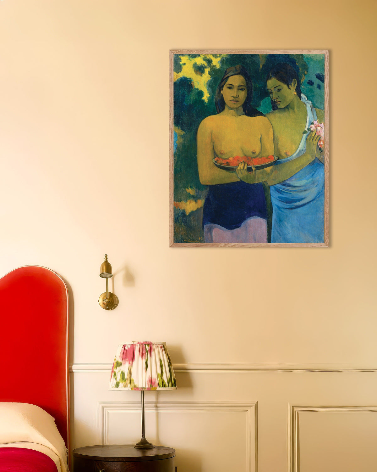 Poster med Paul Gauguin, Två tahitiska kvinnor, med ram i naturträ