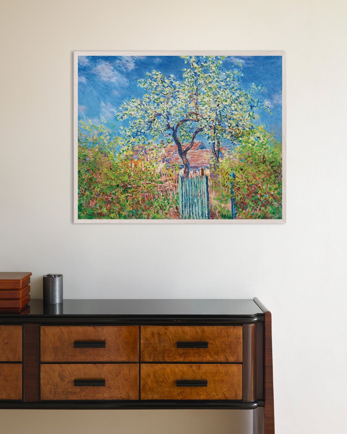 Poster Blommande päronträd (1885) av Claude Monet med vit träram