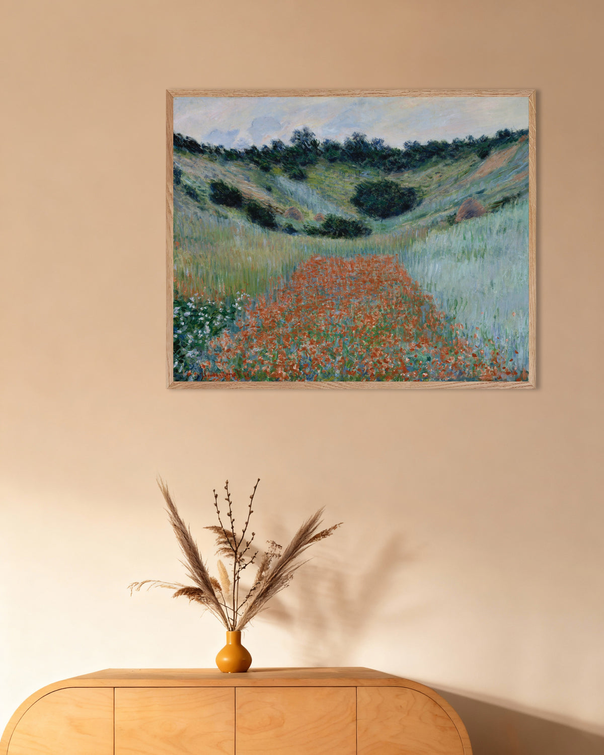 Poster Vallmofält i en sänka nära Giverny (1885) av Claude Monet med ram i naturträ
