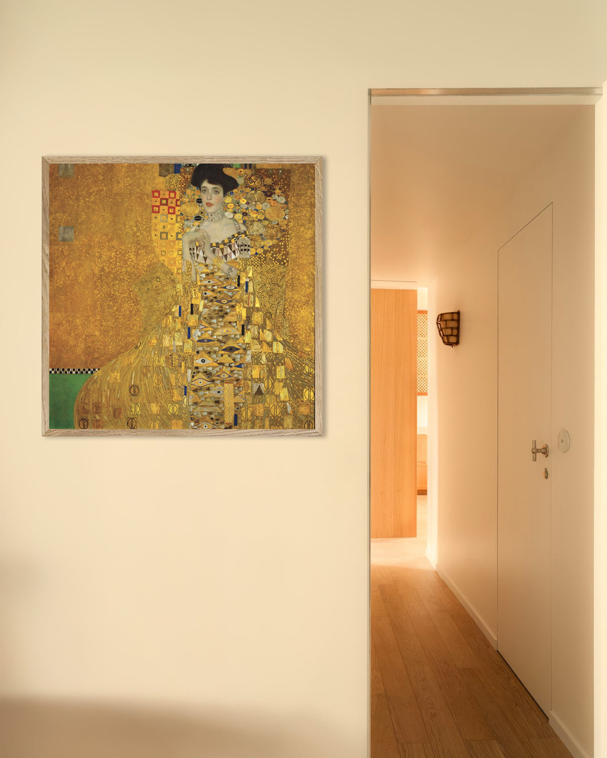 Poster Porträtt av Adele Bloch-Bauer I (1907) av Gustav Klimt med ram i naturträ