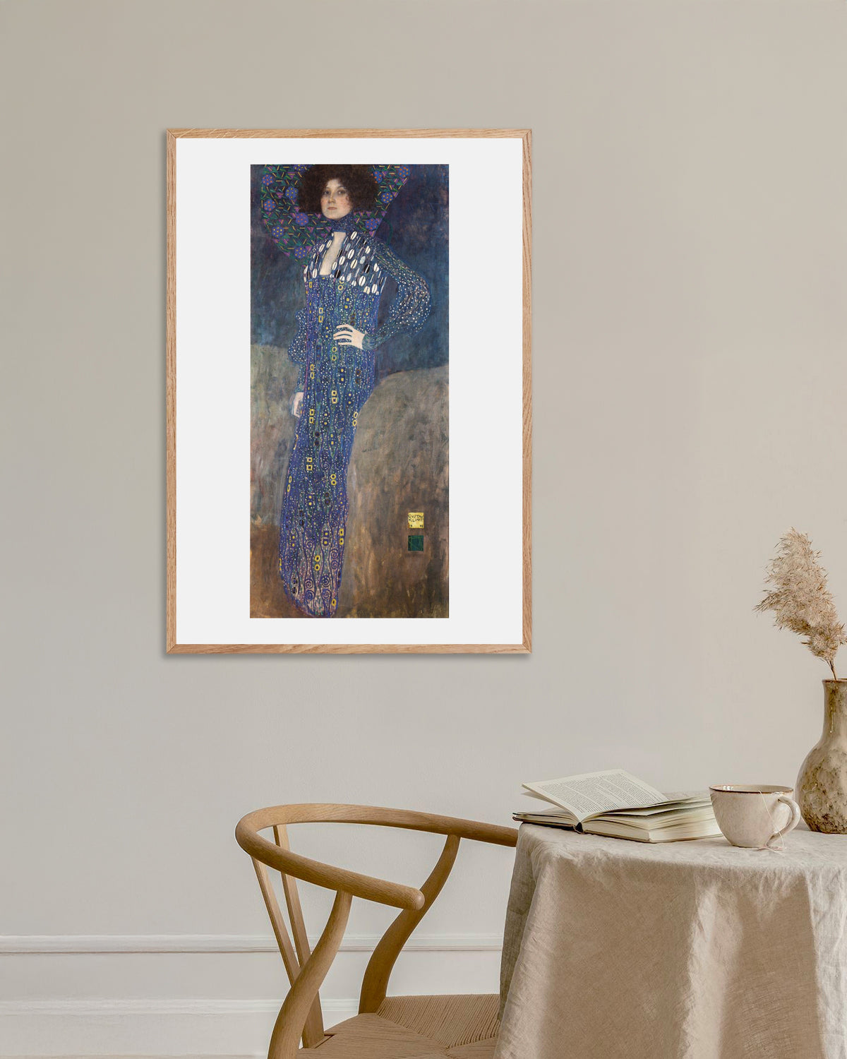 Poster Porträtt av Emilie Flöge (1902) av Gustav Klimt med ram i naturträ