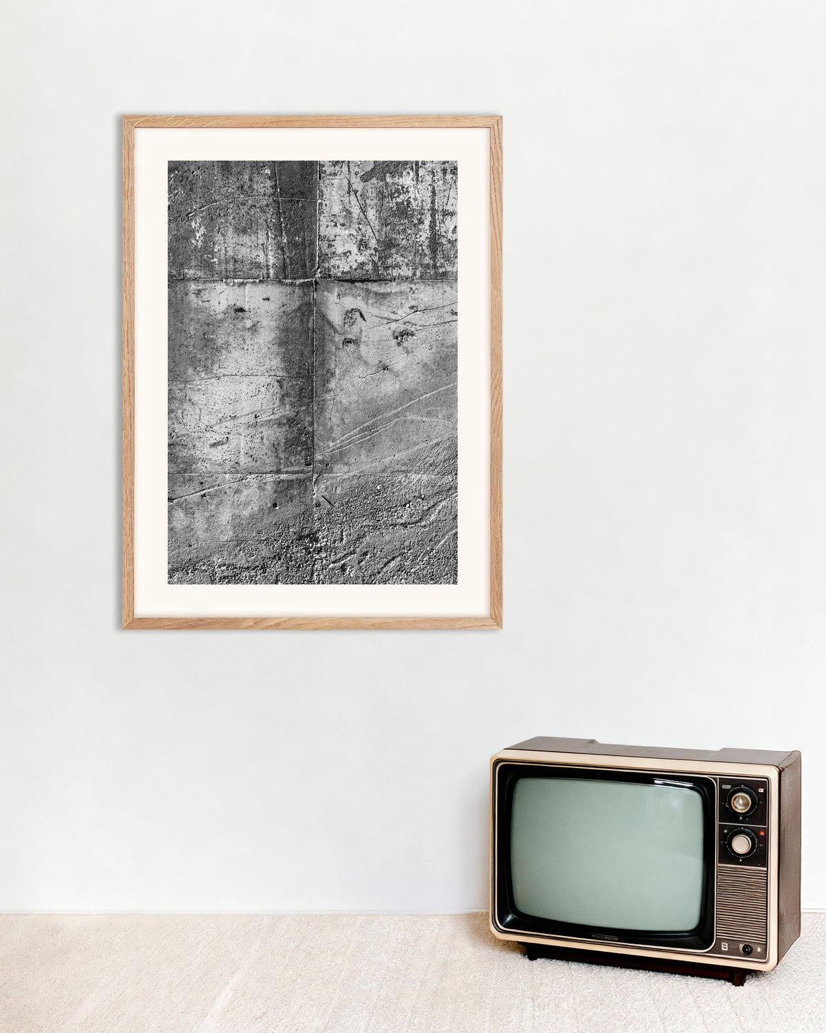 Poster ”Rå betongväggstruktur”, med ram i naturträ