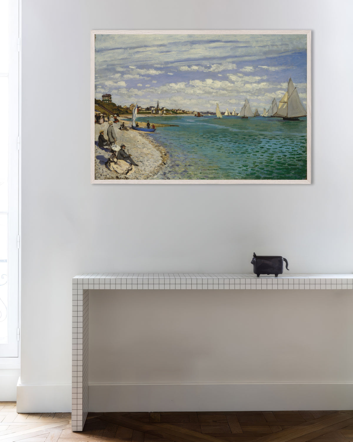Poster Kappsegling vid Sainte-Adresse (1867) av Claude Monet med vit träram