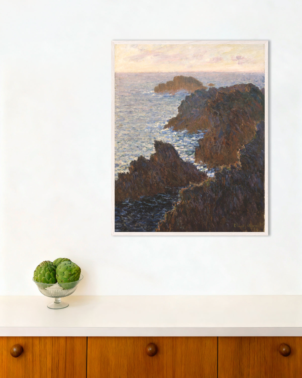 Poster Klippor på Belle-Île, Port-Domois (1886) av Claude Monet med vit träram