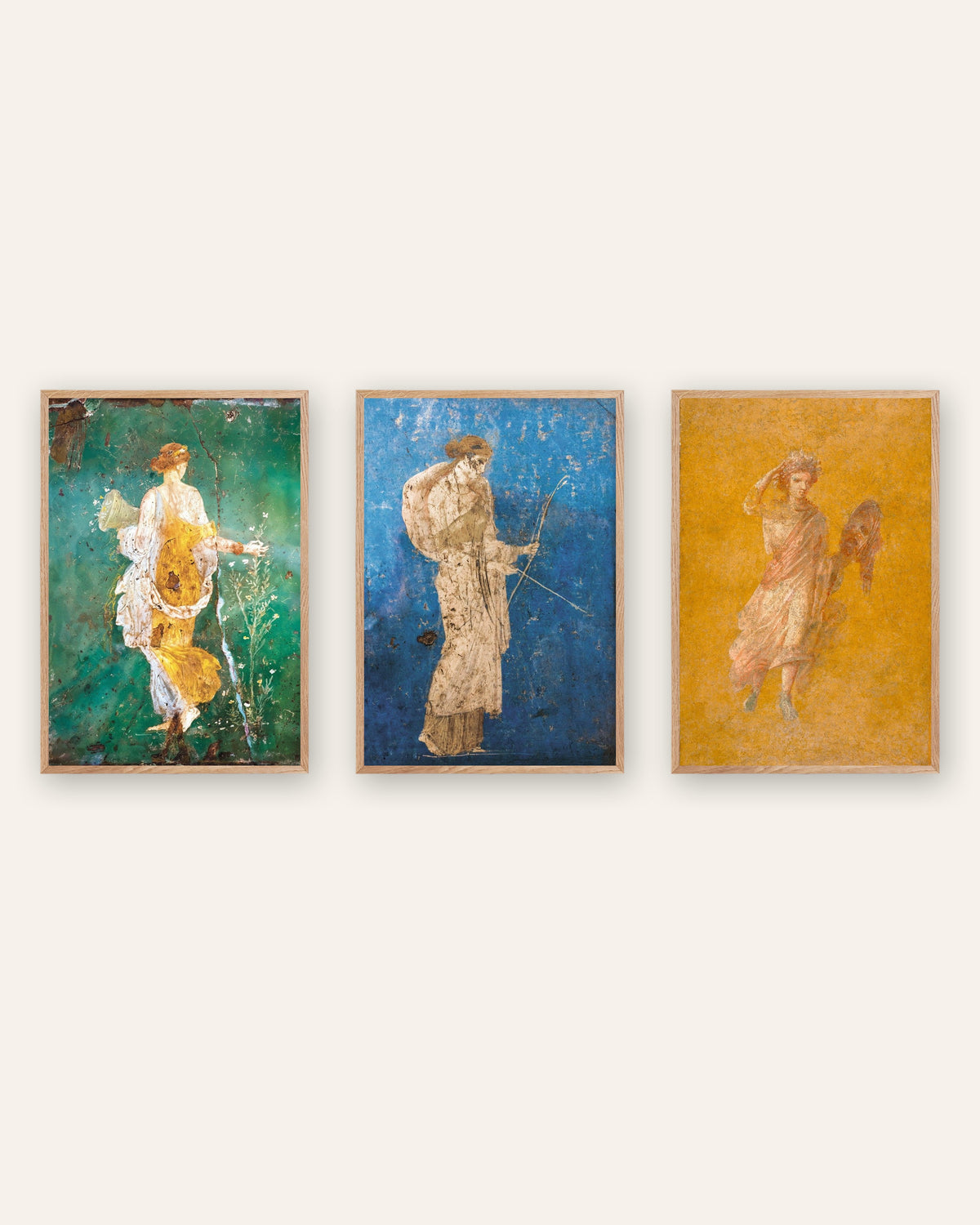 Set med 3 posters med romerska fresker, Flora, Artemis och Melpomene, i naturfärgade träramar