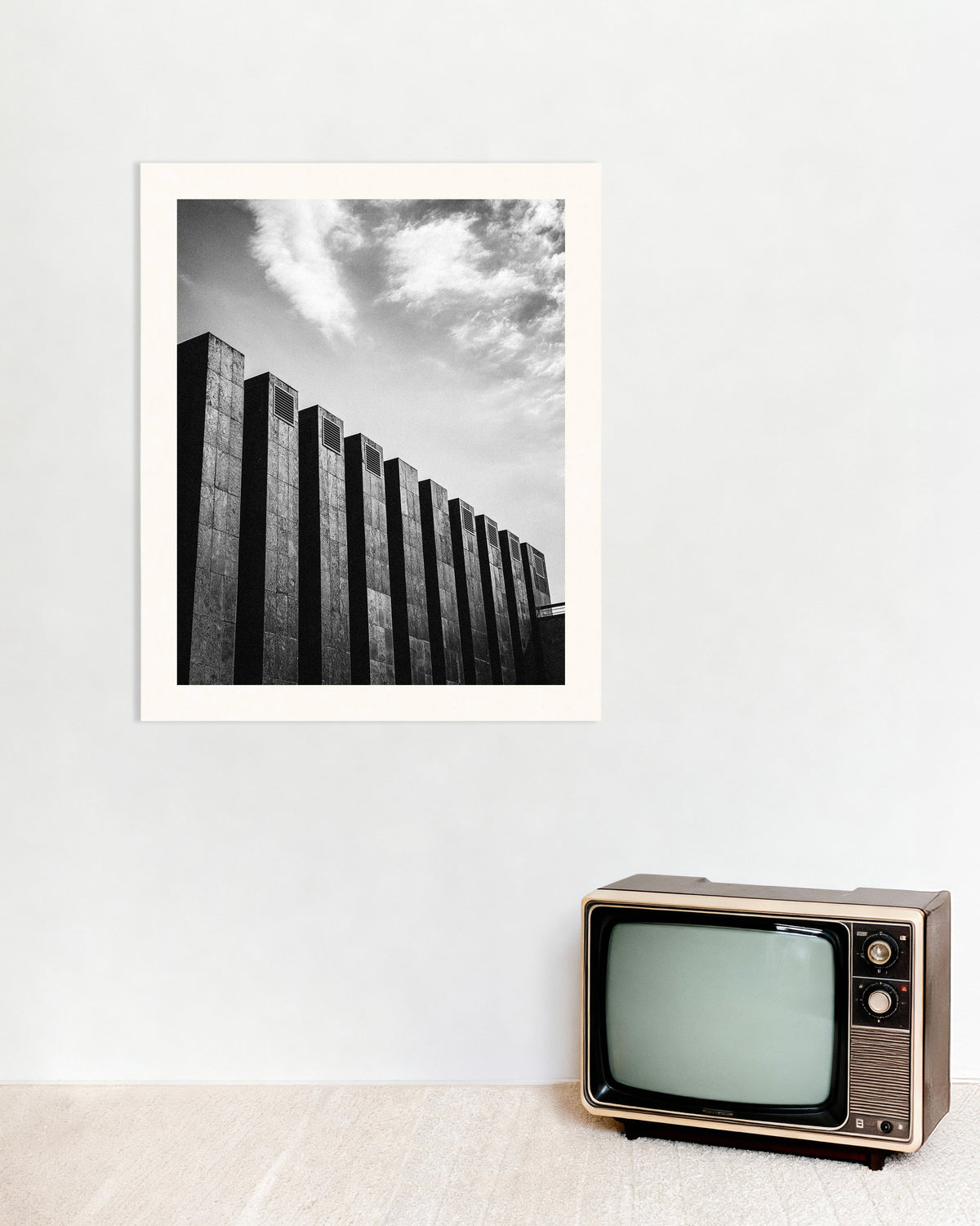 Poster ”Rad av mörka fenor och moln”