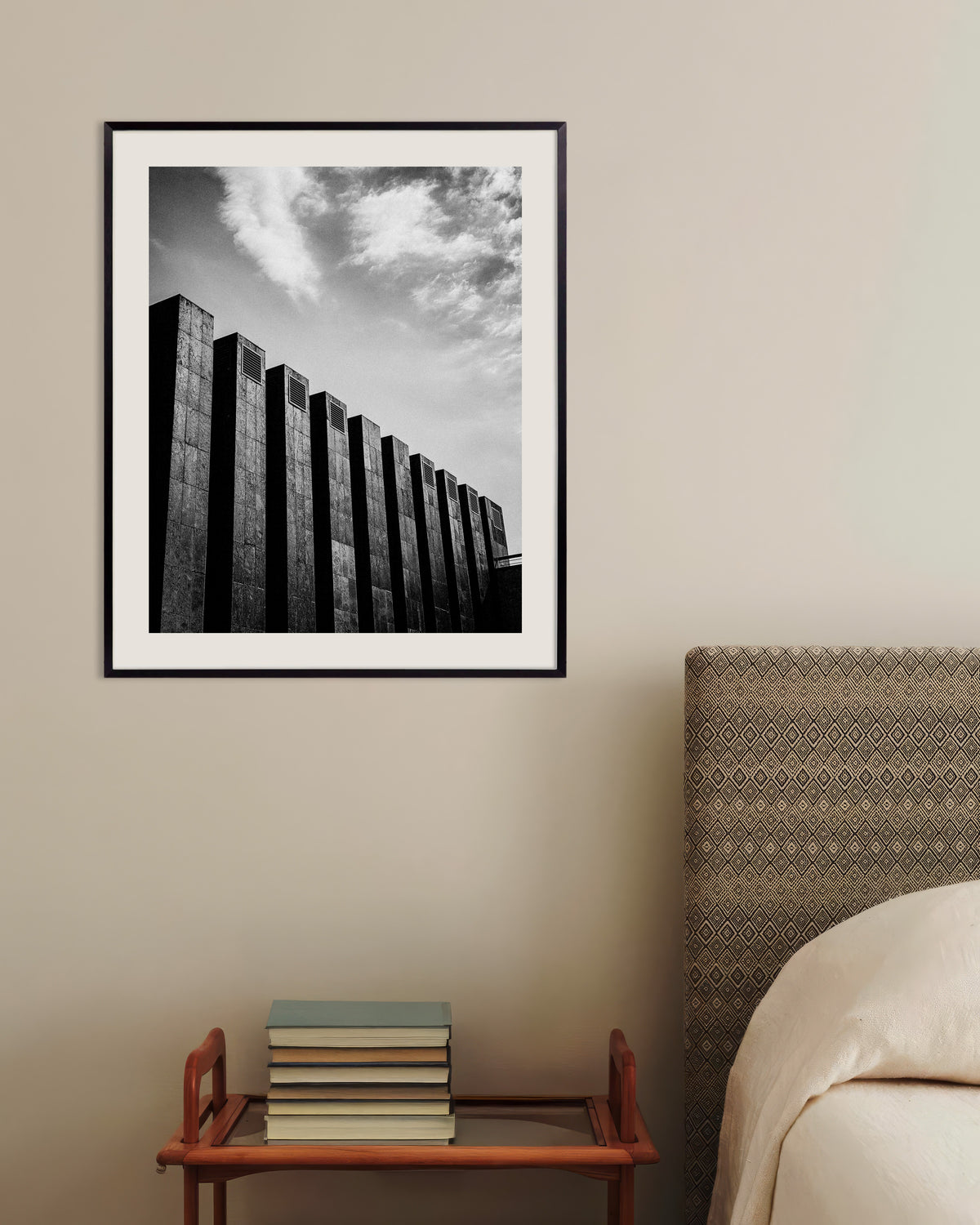 Poster ”Rad av mörka fenor och moln”, med metallram