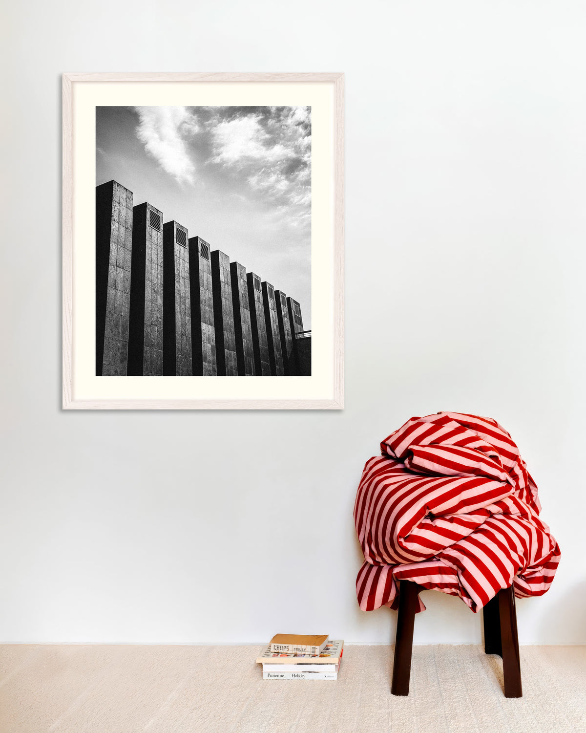 Poster ”Rad av mörka fenor och moln”, med vit träram