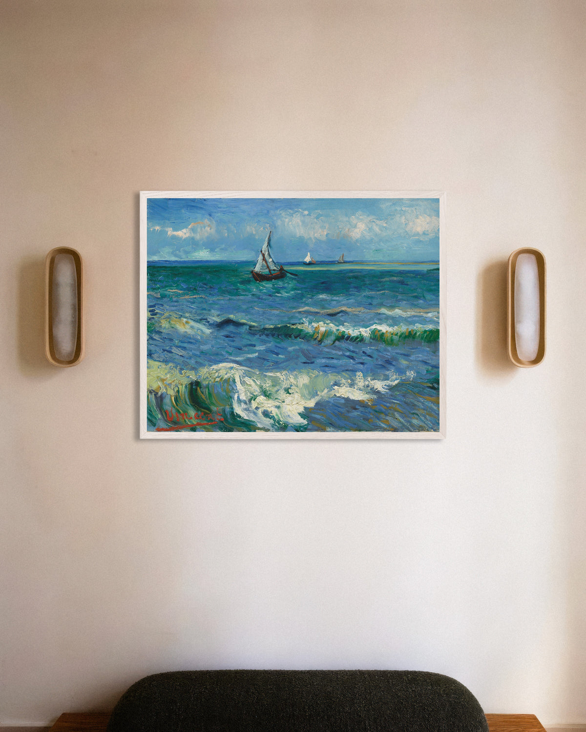 Poster med Havslandskap nära Les Saintes-Maries-de-la-Mer (1888) av Vincent van Gogh, med vit träram