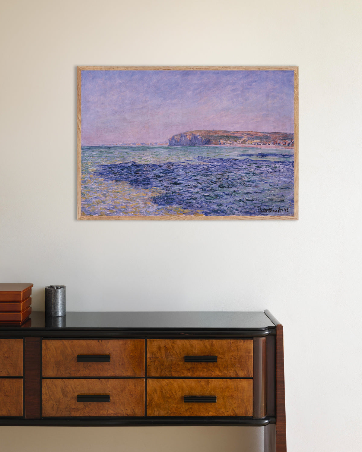 Poster Skuggor på havet, klipporna vid Pourville (1882) av Claude Monet med ram i naturträ