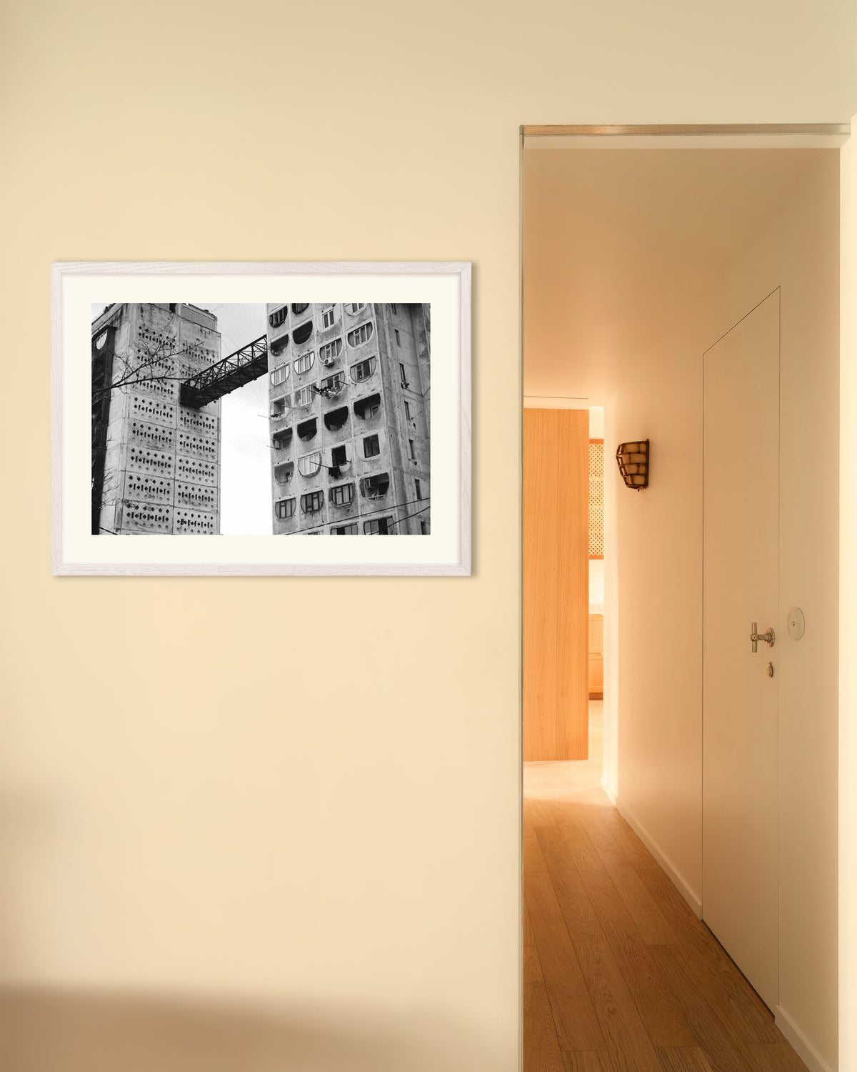 Poster ”Gångbro mellan två torn”, med vit träram