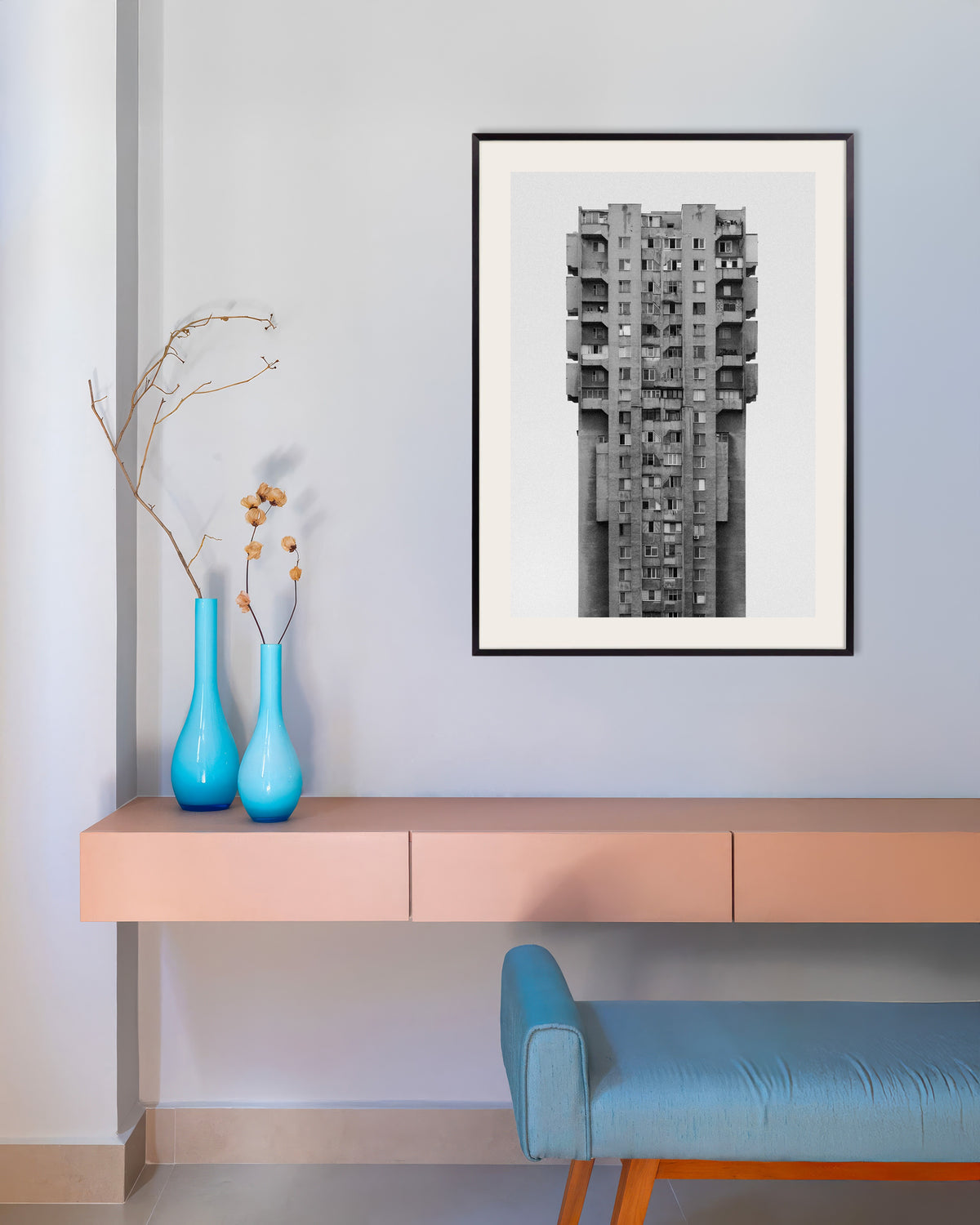 Poster ”Ensam betongskyskrapa”, med metallram
