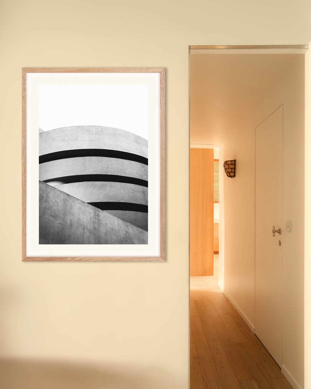 Poster ”Spiralkurvor på ett museum”, med ram i naturträ
