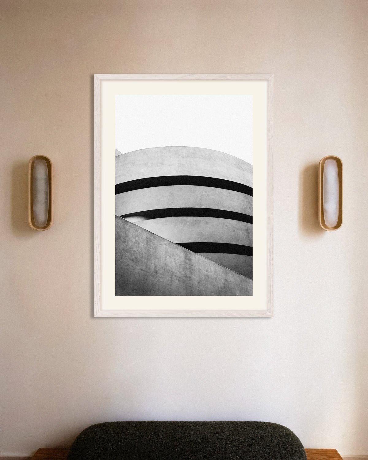 Poster ”Spiralkurvor på ett museum”, med vit träram
