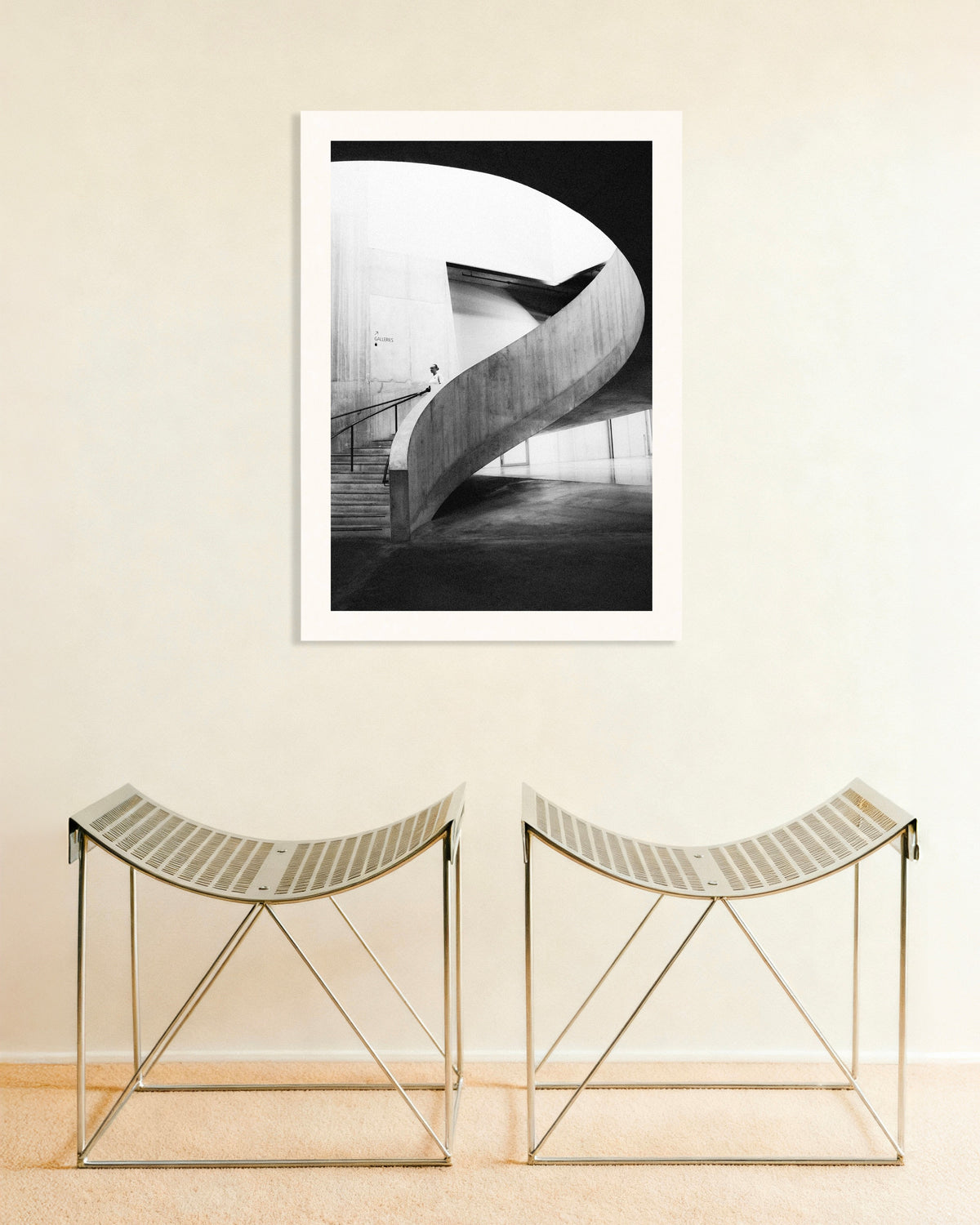 Poster ”Spiralramp med en besökare”