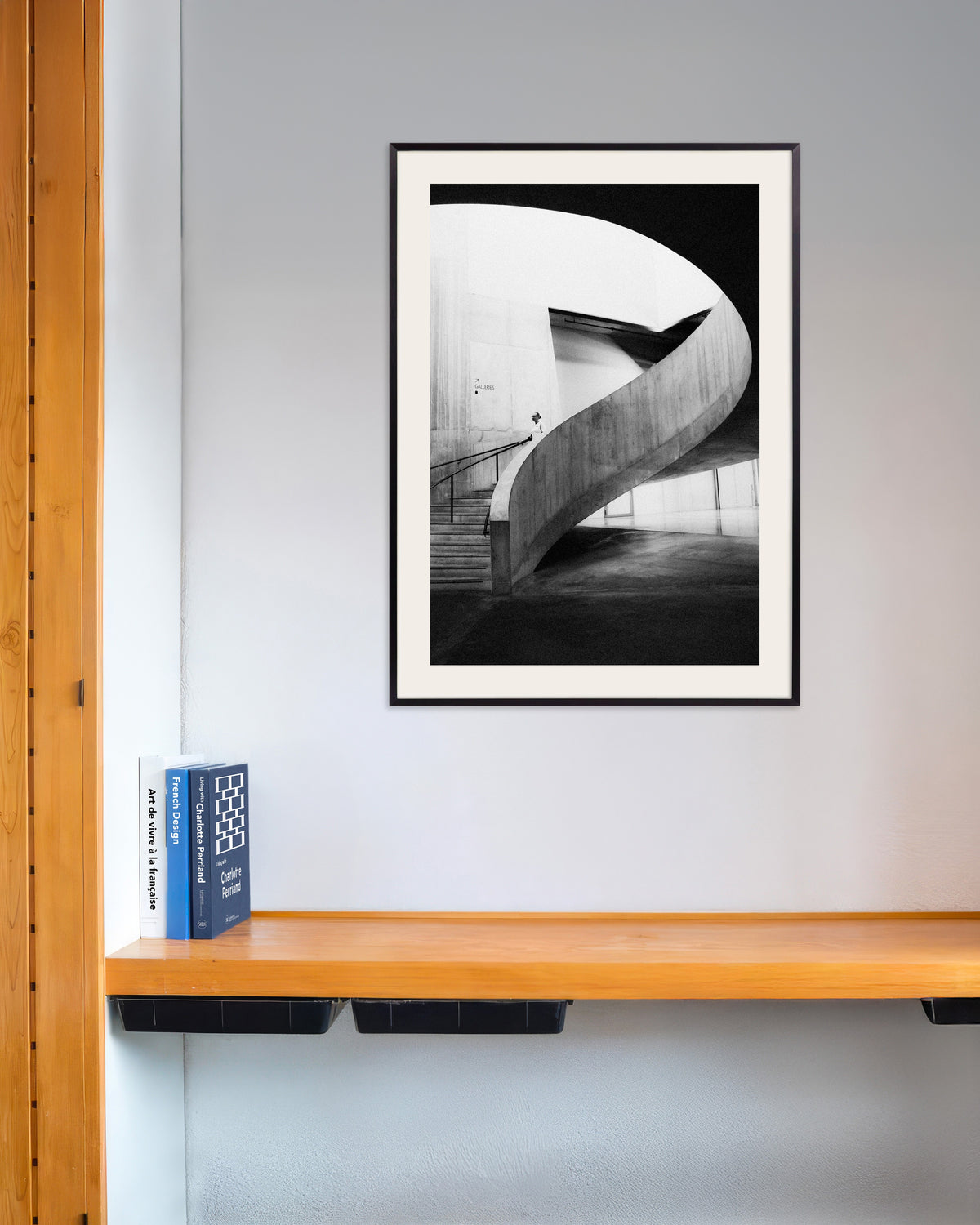 Poster ”Spiralramp med en besökare”, med metallram