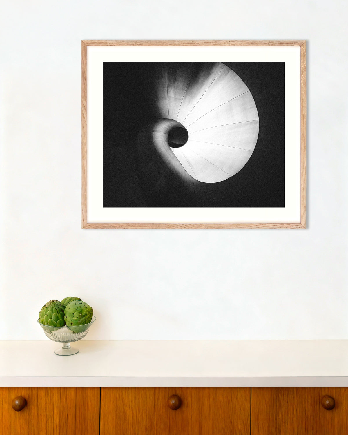 Poster ”Spiraltrappa sedd underifrån”, med ram i naturträ