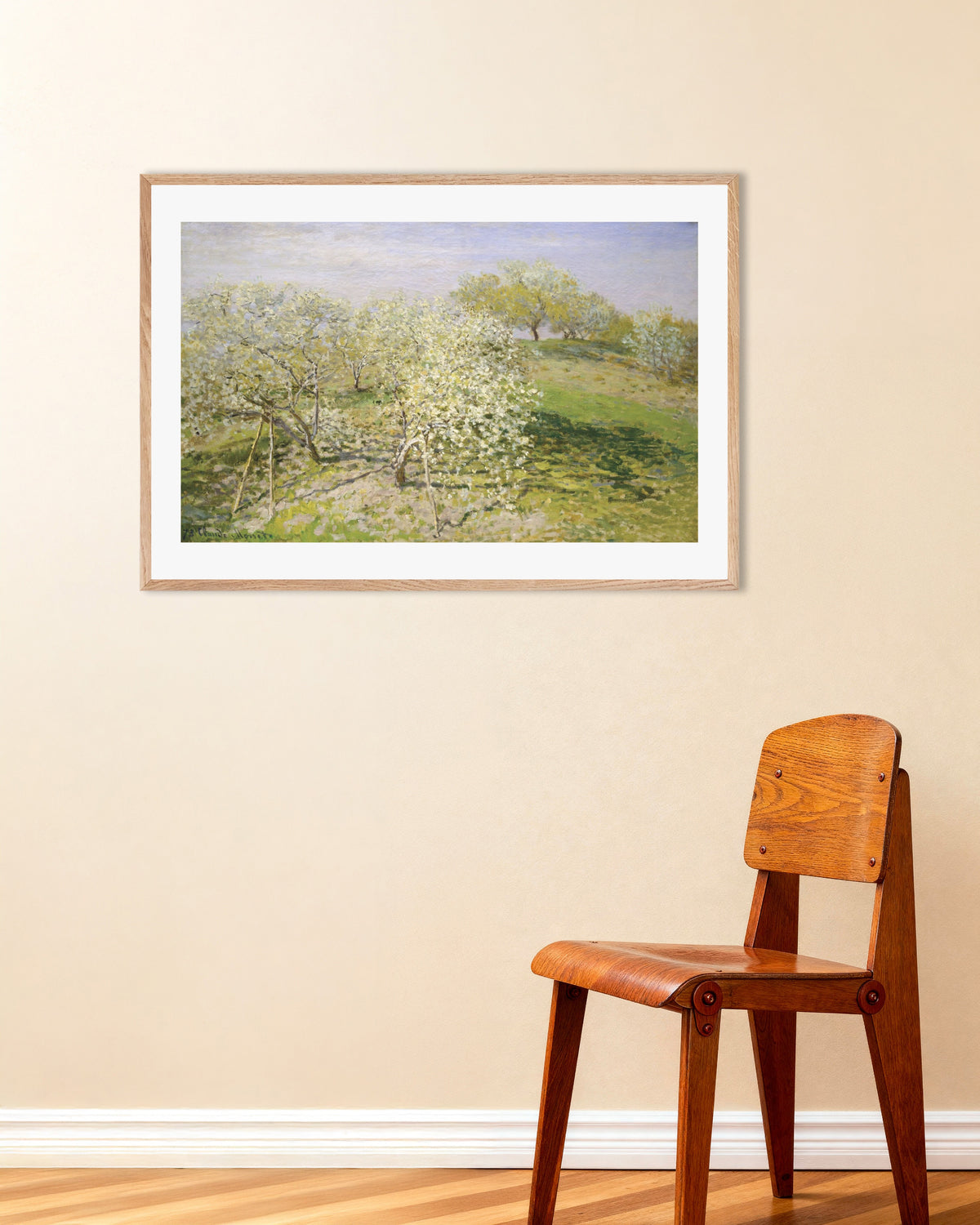 Poster Vår, blommande fruktträd (1873) av Claude Monet med ram i naturträ