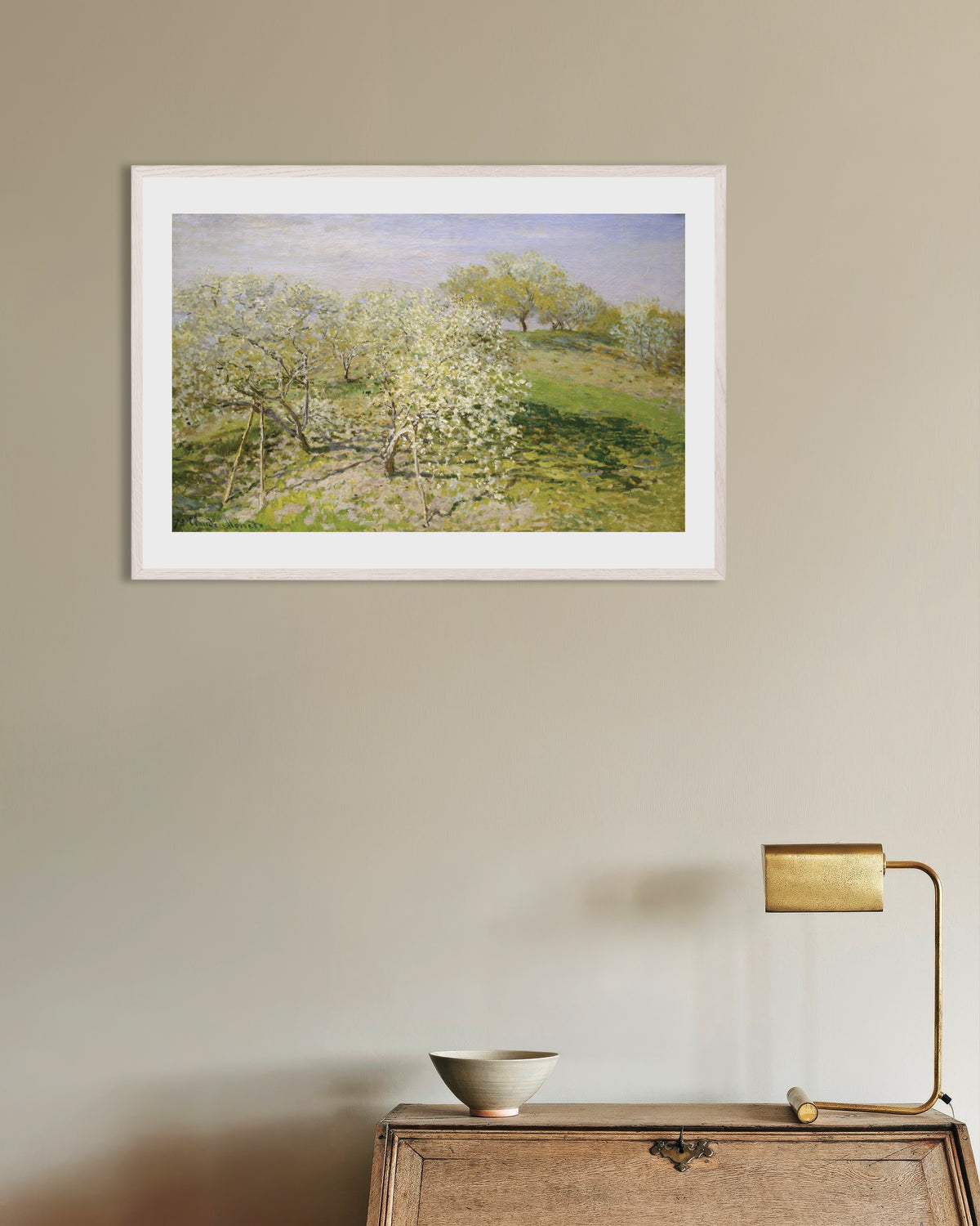 Poster Vår, blommande fruktträd (1873) av Claude Monet med vit träram