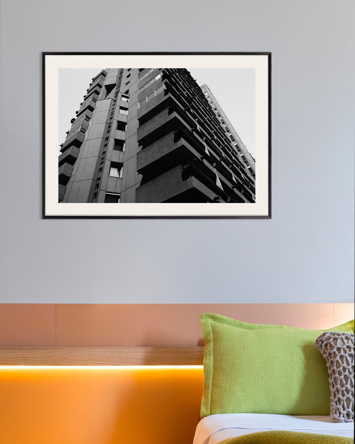 Poster ”Staplade betongbalkonger sedda underifrån”, med metallram