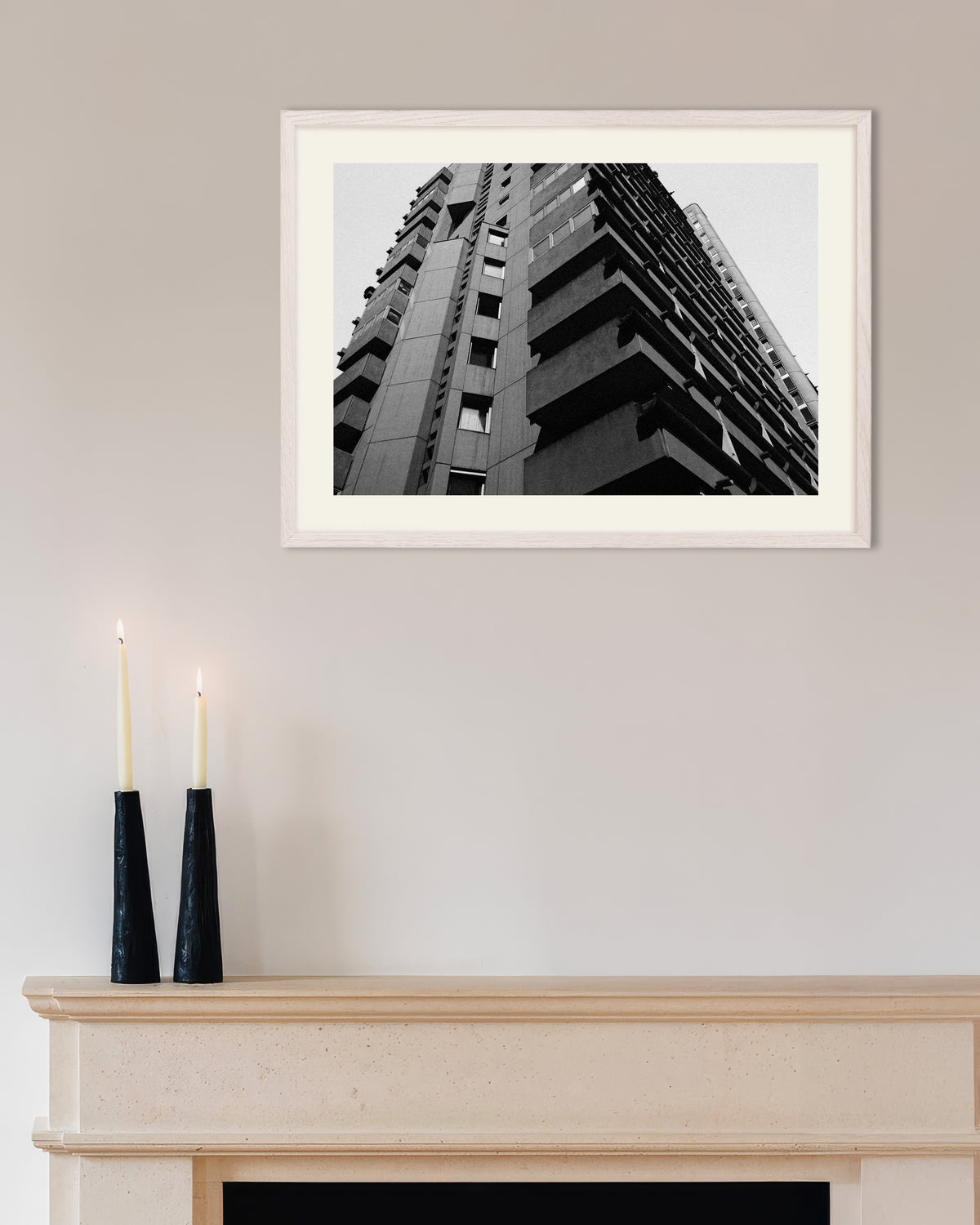 Poster ”Staplade betongbalkonger sedda underifrån”, med vit träram