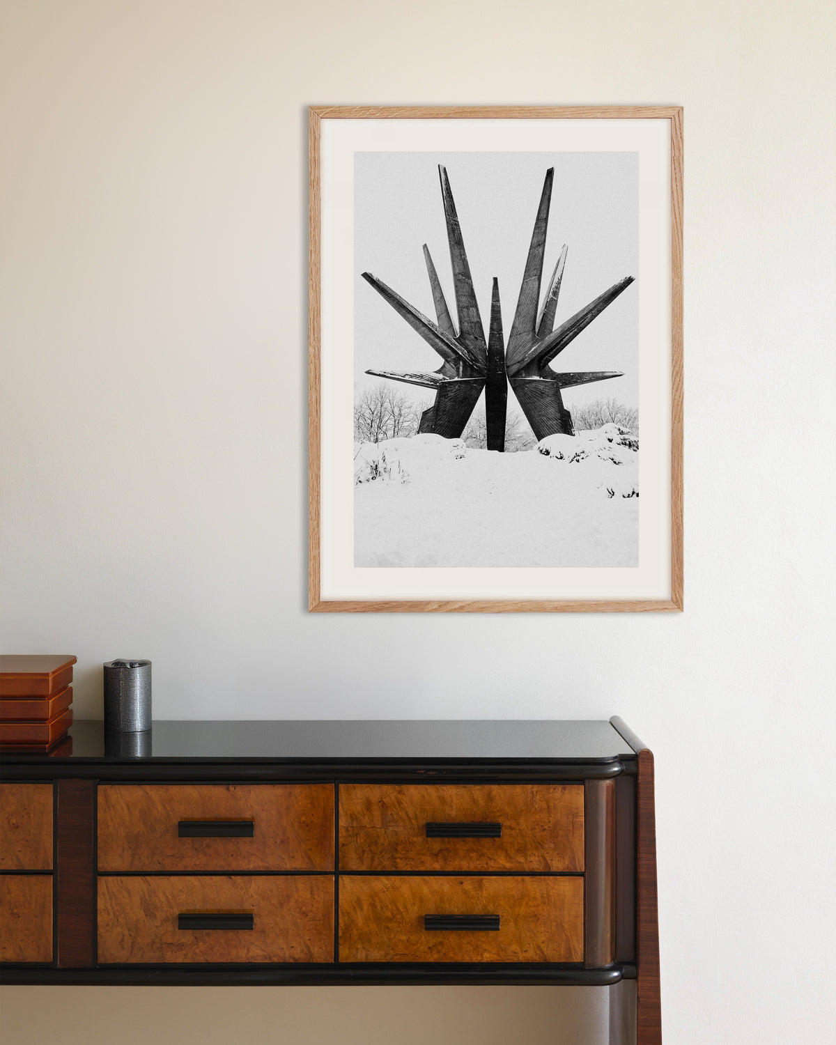 Poster ”Stjärnmonument i snön”, med ram i naturträ