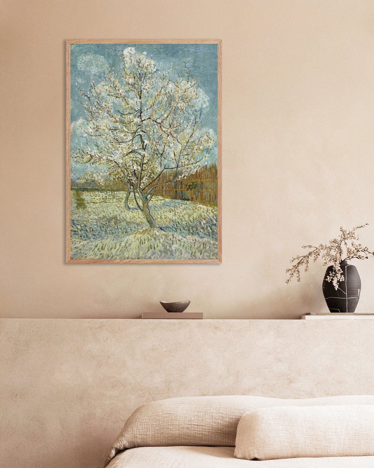 Poster av Det rosa persikoträdet (1888) av Vincent van Gogh, med ram av naturträ