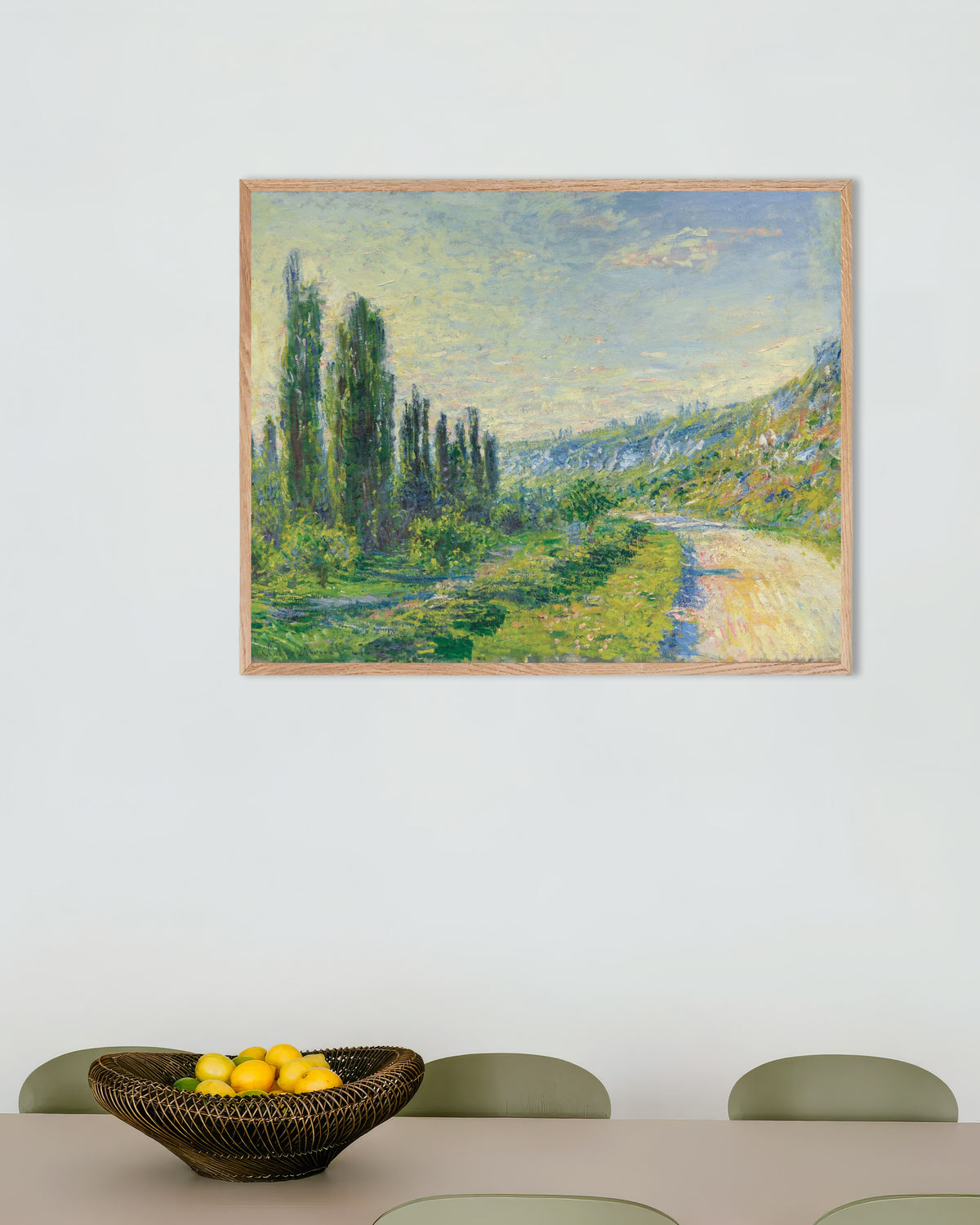 Poster Vägen vid Vétheuil (ca 1880) av Claude Monet med ram i naturträ