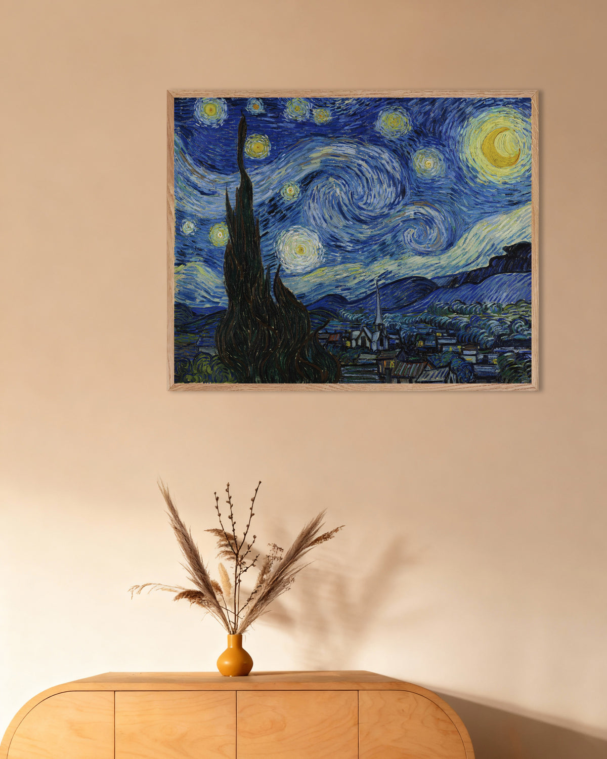Poster med Stjärnenatten (1889) av Vincent van Gogh, med ram i naturträ