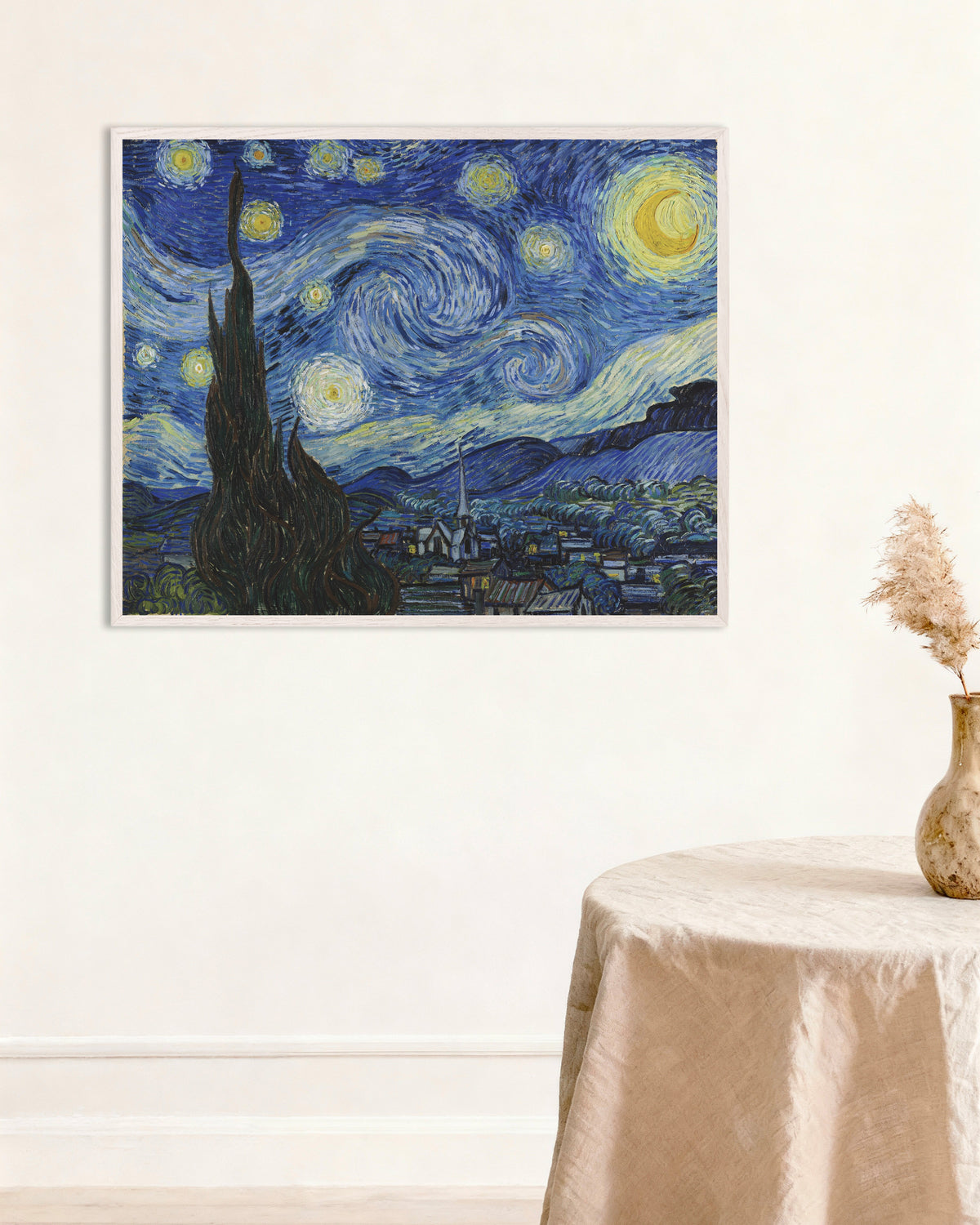 Poster med Stjärnenatten (1889) av Vincent van Gogh, med vit träram