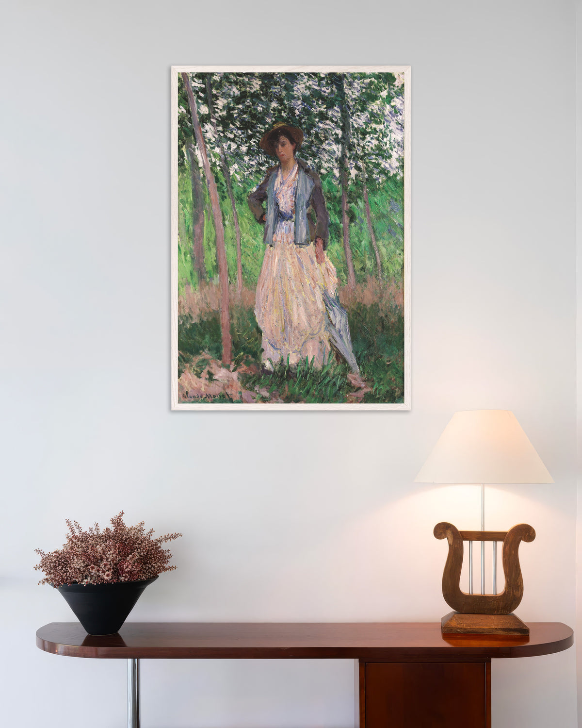 Poster Promenerande kvinna, Suzanne Hoschedé (1887) av Claude Monet med vit träram