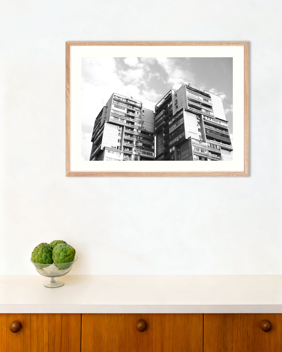Poster ”Tvillingtorn i molnen”, med ram i naturträ