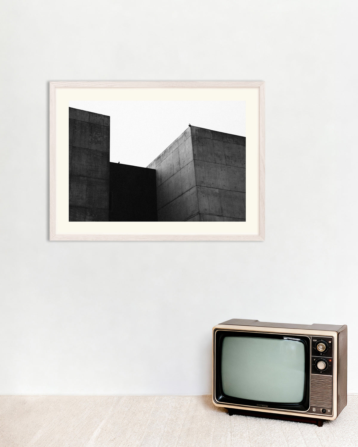 Poster ”Två betongblock och en fågel”, med vit träram