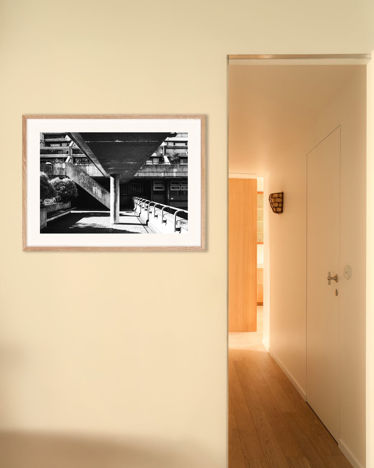 Poster ”Under betonggångbron”, med ram i naturträ