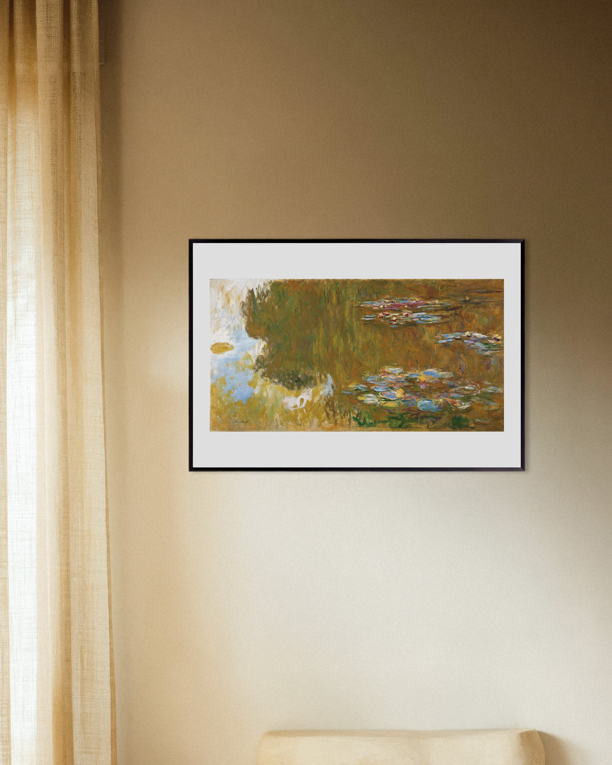 Poster Näckrosdamm med speglingar av pil (ca 1917–1919) av Claude Monet med metallram