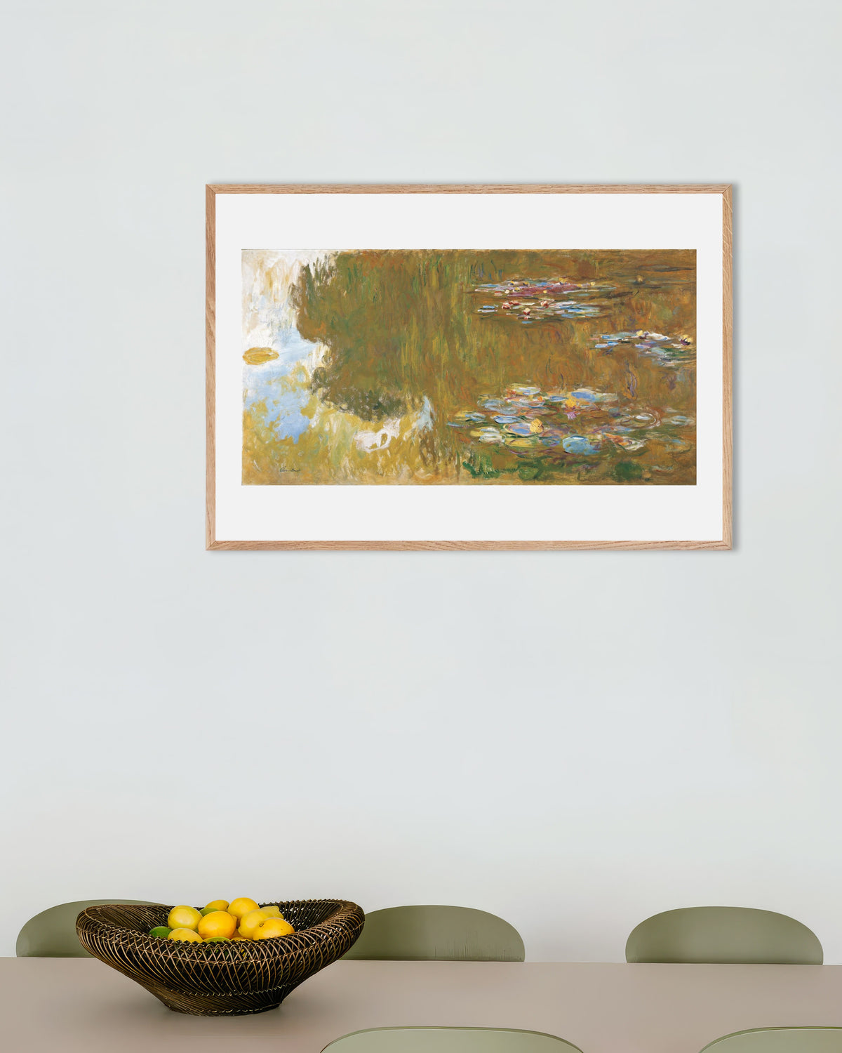 Poster Näckrosdamm med speglingar av pil (ca 1917–1919) av Claude Monet med ram i naturträ