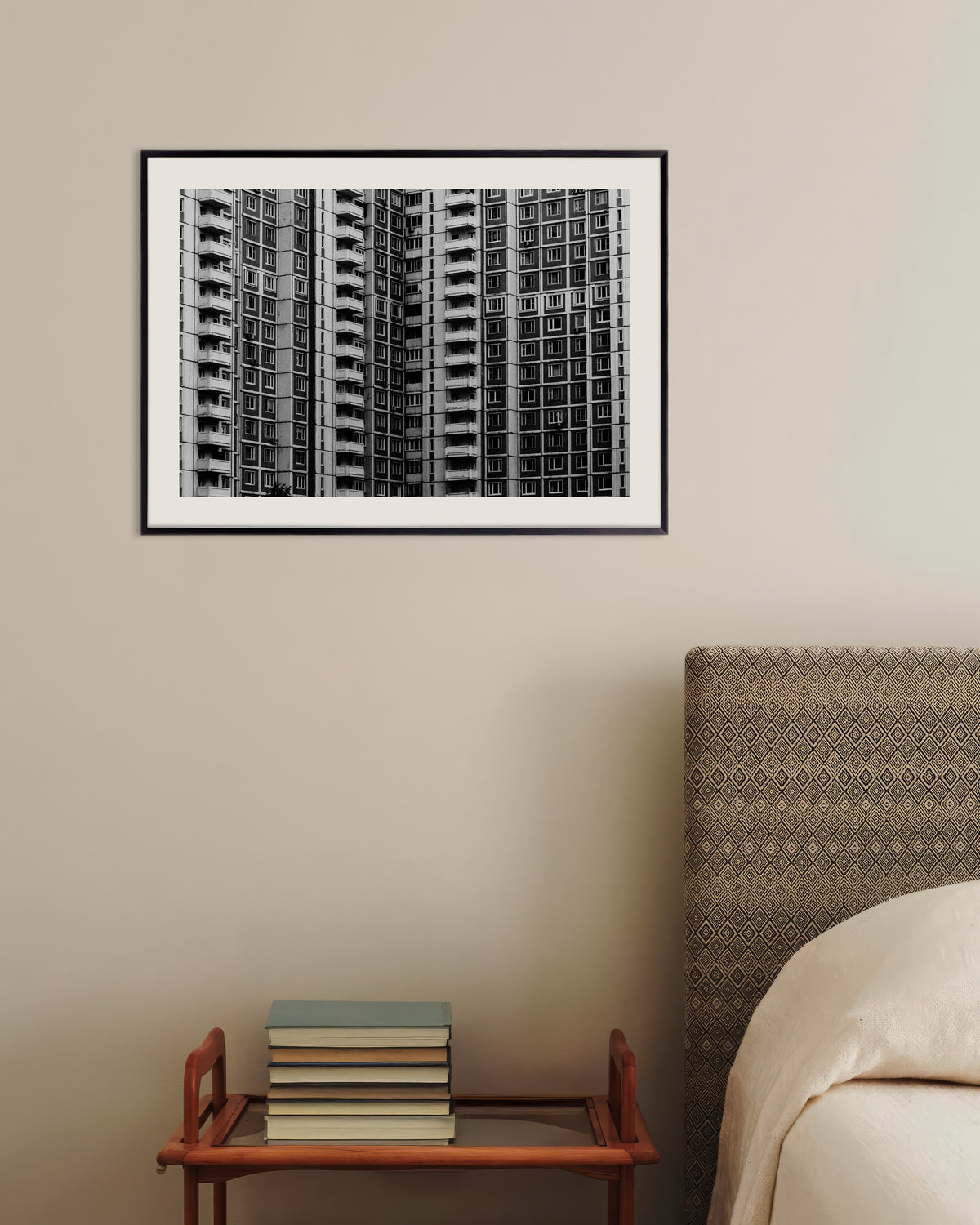 Poster ”Fönsterrutnät i ett höghus”, med metallram