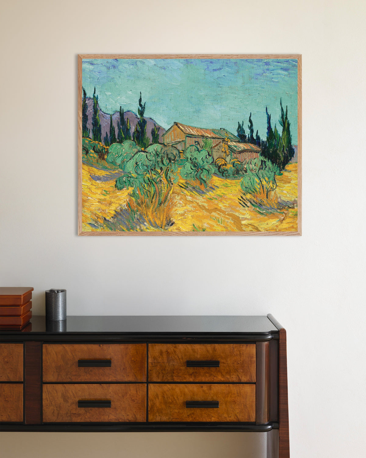 Poster med Trähus bland olivträd och cypresser (1889) av Vincent van Gogh, med ram i naturträ